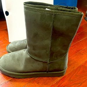 Brand New Arizona Jean Co Women’s size 8 suede boots